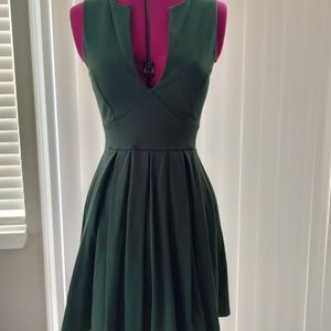 Beautiful shade of Hunter 💚 green. Size medium.  From Windsor store